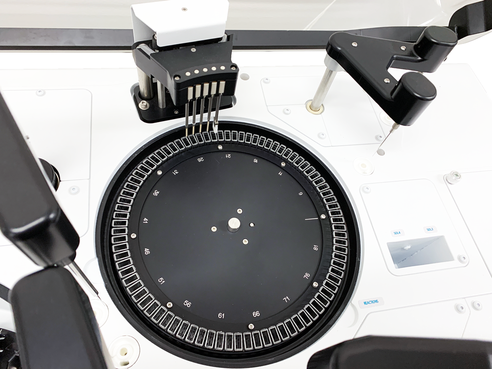 Kyvettkarusell med tvättstation och dubbla reagensarmar för snabb vätskehantering